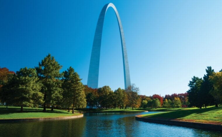 View of the reflection ponds in Gateway Arch National park at the beginning of fall.