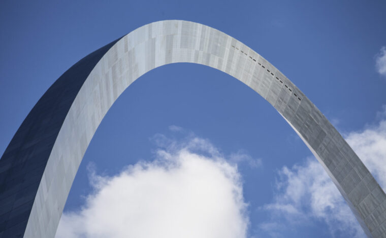 A view looking up of the top of the Gateway Arch